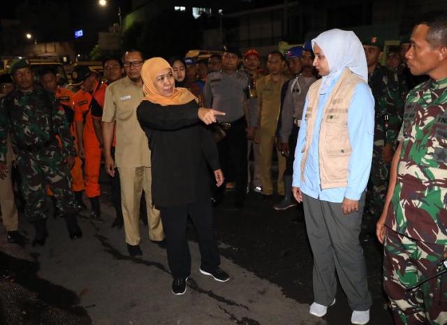 Dini Hari, Khofifah Gelap-gelapan Tinjau Longsor Jember
