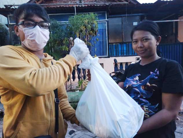 Aksi Sosial Jurnalis Surabaya Bantu Warga Terdampak Corona