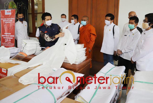 Keliling 7 Daerah Bantu APD, KBI Jatim Target 7.500 Baju Hazmat