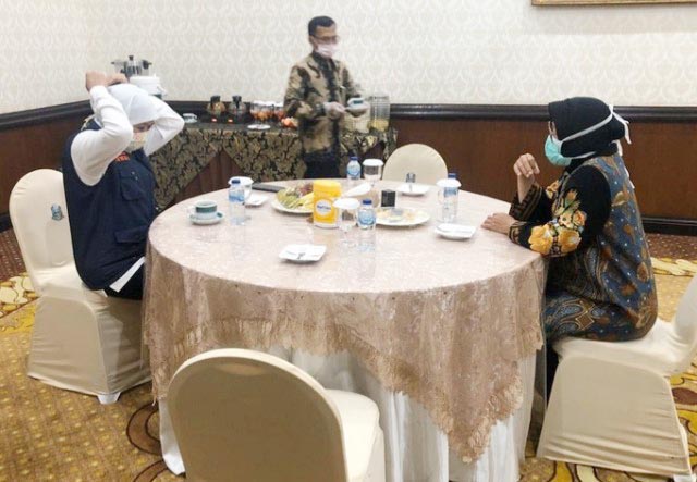 Ternyata Risma juga Bisa Membuat Khofifah Berkeringat