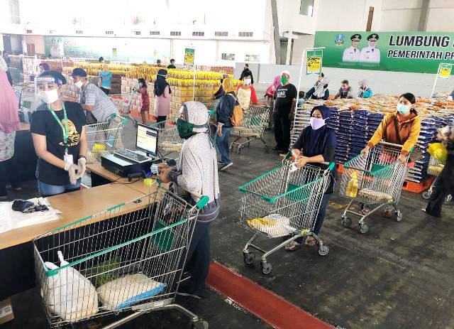 Lumbung Pangan Jatim Diserbu, Physical Distancing Disorot