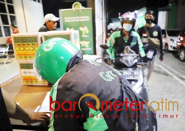 PSBB Surabaya Raya, Ojol Turut Antar 2000 Paket Sembako