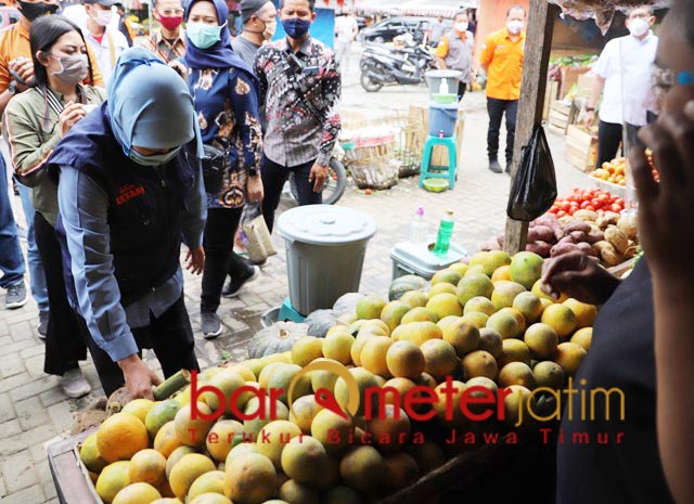 Tinjau Pasar Wisata Dewi Sri, Khofifah Borong Sayur dan Buah