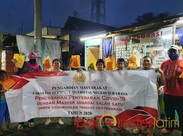 Bagikan Masker, Unesa Aktif Bantu Pencegahan Corona