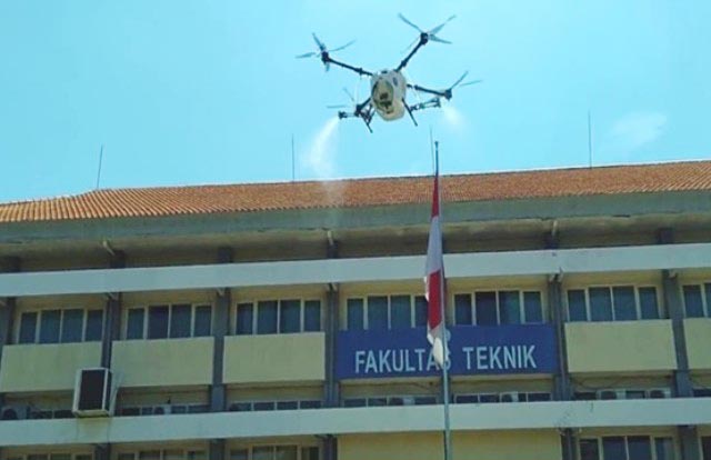 Tangani Corona, Unesa Semprot Disinfektan Pakai Drone