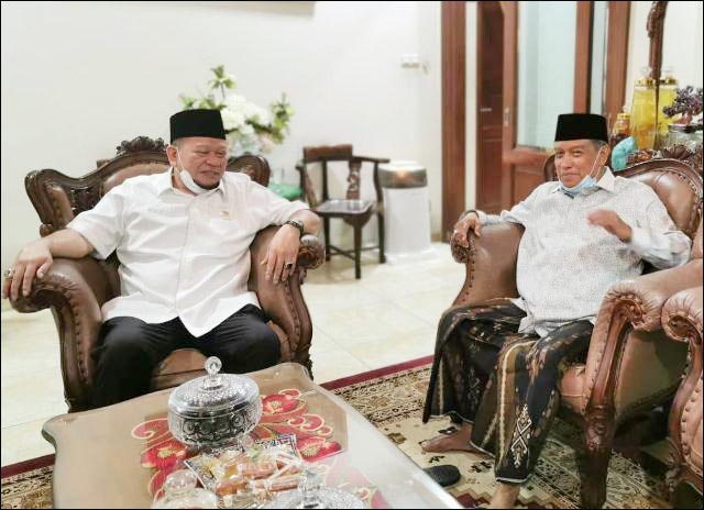 Sowan Ketum PBNU, La Nyalla Dihadiahi Kartu E-Money NU