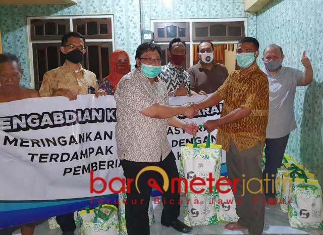 Turun ke Masyarakat, Unesa Beri Bantuan Terdampak Covid-19