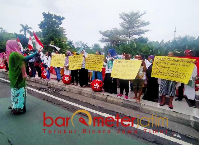 Risma Akan Dihancurkan, Emak-emak: Lawan Preman Prematur