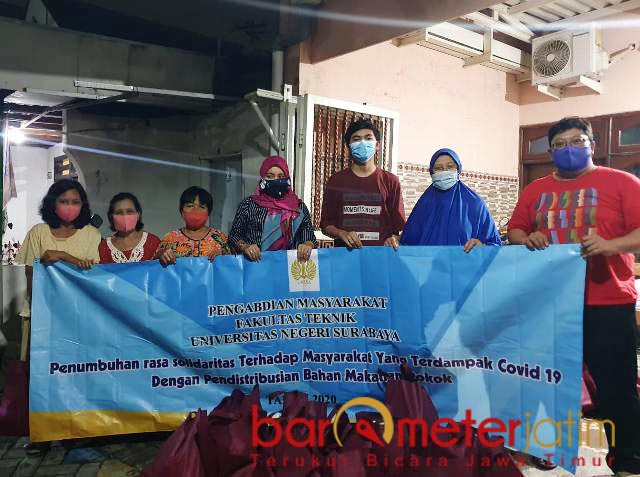 Bantu Warga Terdampak Corona, Unesa Beri Paket Sembako