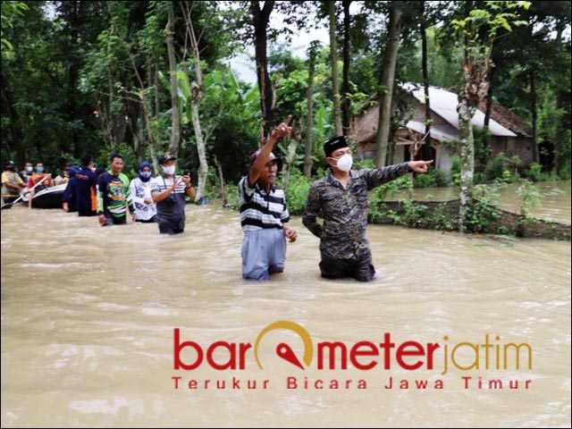 Bantu Korban Banjir, Gus Hans Terabas Air Setinggi Satu Meter