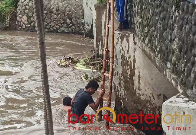 Banjir Jombang, Warga Nekat Lawan Arus Bersihkan Sampah