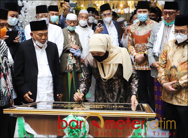 Ger-geran Khofifah Lempar Canda di Acara Kiai Asep Mantu