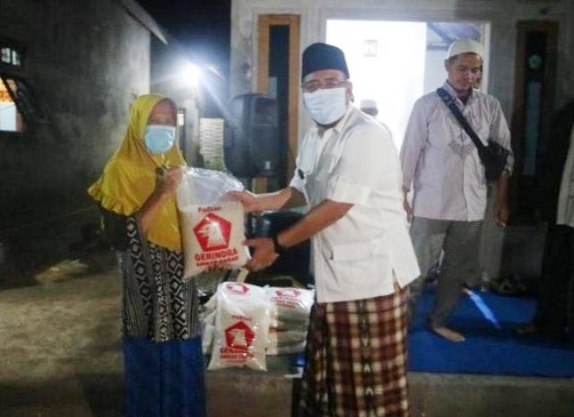 Ramadhan, Anwar Sadad Turun ke Warga Perbaiki Rumah Janda