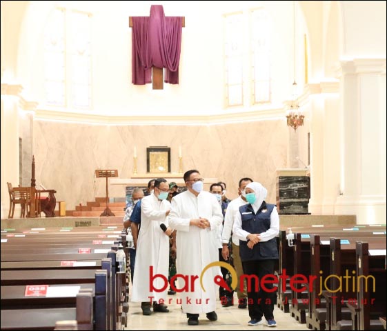 Kunjungi Gereja, Khofifah: Tak Perlu Takut Rayakan Paskah