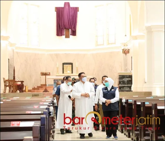 Kunjungi Gereja, Khofifah: Tak Perlu Takut Rayakan Paskah