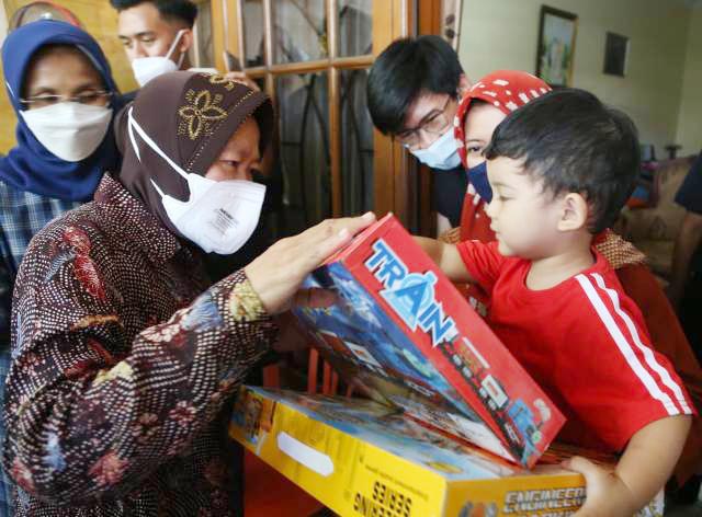 Bawakan Mainan, Risma Hibur Balita Awak KRI Nanggala-402