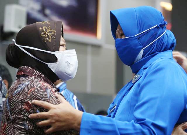 Dipeluk Risma, Tangis Keluarga Kru KRI Nanggala 402 Pecah