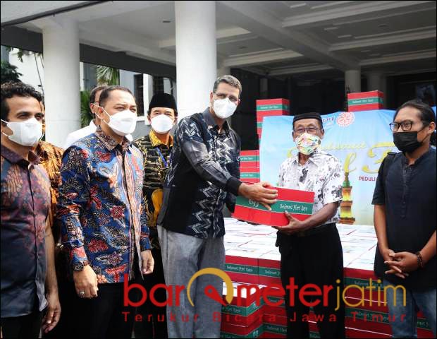 Masih Pandemi, Yayasan SIS Beri Paket Sembako di Surabaya
