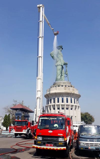 Setelah 25 Tahun Berdiri, Patung Monjaya Dibersihkan