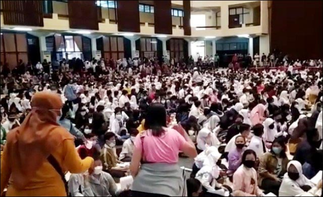 Vaksinasi Pelajar di Surabaya: Sudah Berkerumun, Ricuh Lagi