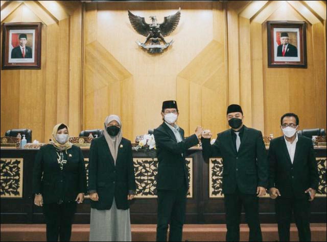 APBD-P Surabaya Rp 8,9 T: Ada Seragam Gratis Rp 21,1 M