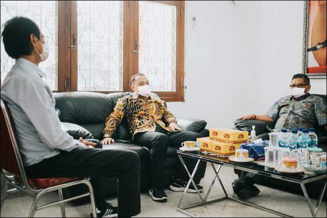 Sambangi Kantor PDIP Surabaya, Hasto: Ini Simbol Tiga Pilar