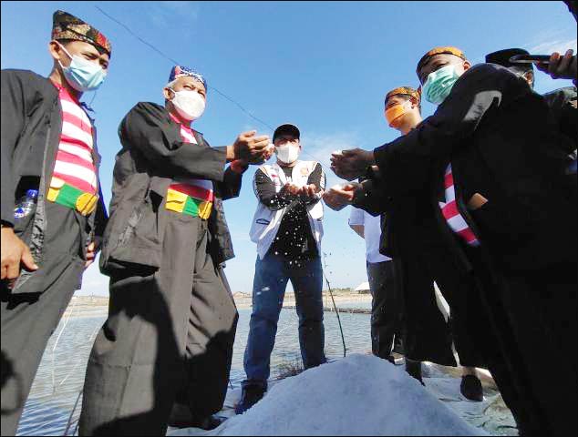 Simbol Bela Petani, Presiden PKS Borong Garam dan Cabai