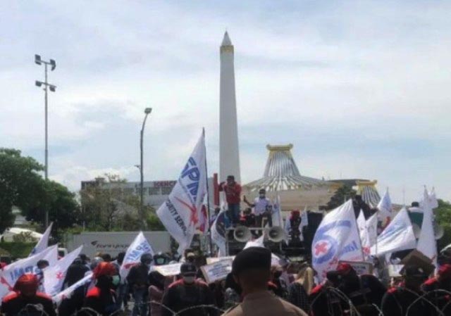 Jelang Penetapan UMP Jatim 2022, Buruh Warning Khofifah