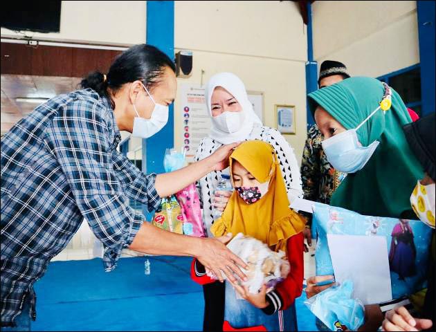 Aksi Sosial Stikosa-AWS: 1.000 Sandal untuk Anak Yatim Dhuafa