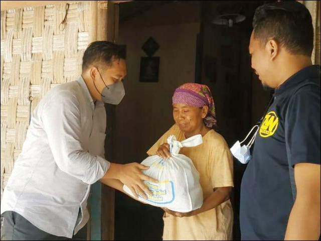 Bagi Paket Sembako, Milenial Bojonegoro-Tuban Door to Door