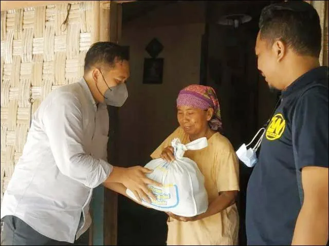Bagi Paket Sembako, Milenial Bojonegoro-Tuban Door to Door