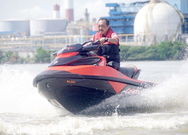 Surabaya Kembangkan Wisata Terintegrasi, Armuji Jajal Jetski