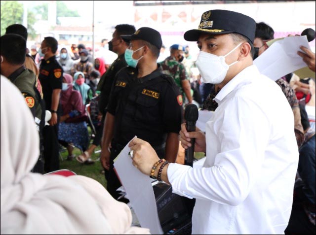 Bantu Salurkan Bansos, Eri Cahyadi Cekatan Layani Langsung Warganya