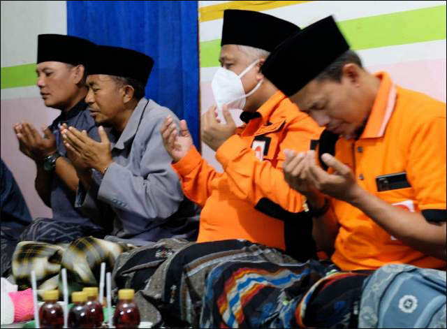 Doakan Korban Semeru, PKS Jatim Tahlil Bareng Pengungsi