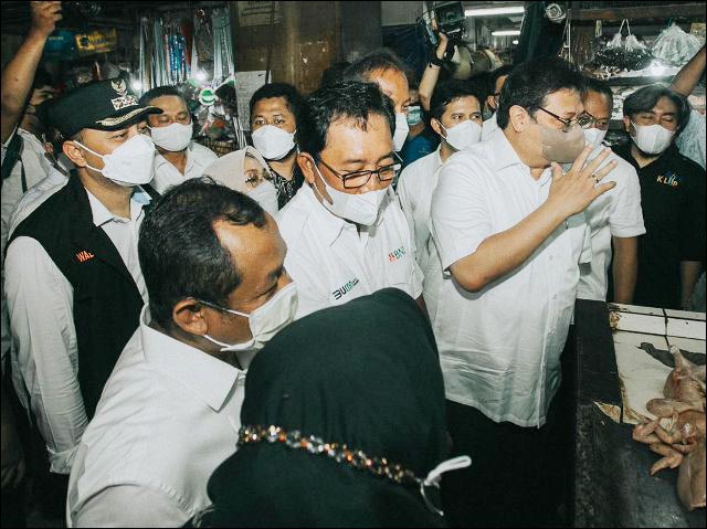 Menko Airlangga Sidak Pasar Wonokromo: Tekan Harga Minyak Goreng Jadi Rp 14 Ribu