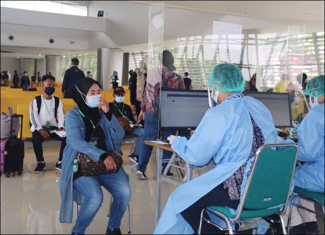 Di Tengah Intaian Omicron, 129 Pekerja Migran dari Malaysia Tiba di Jatim