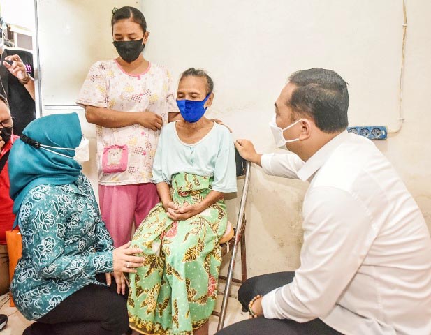 Demi Temui dan Bantu Warga Disabilitas, Eri Cahyadi Susuri Lorong Perkampungan