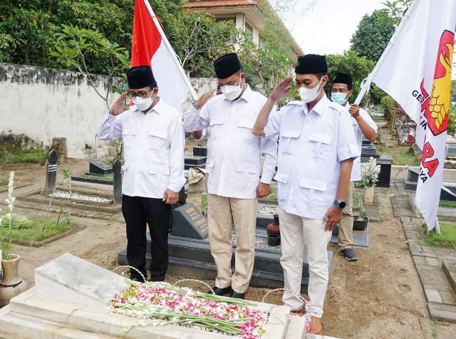 Terbang ke Yogyakarta, Gerindra Surabaya Ziarahi Makam Ketum Pertama