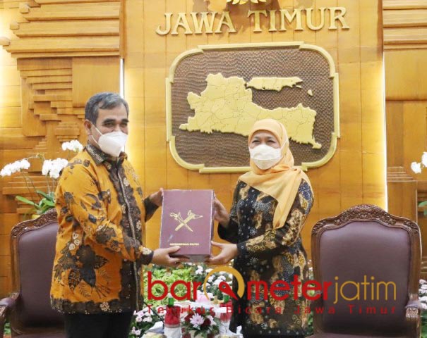 Bertamu ke Grahadi, Sekjen Gerindra Beri Khofifah Cendera Mata Keris, Apa Maksudnya