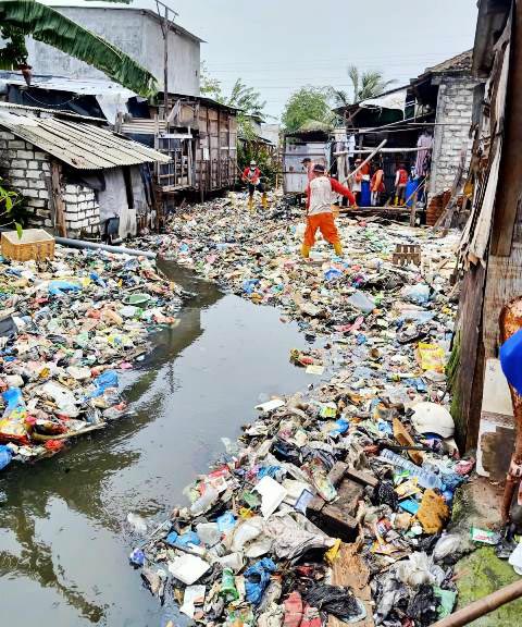 Armuji Geram Lihat Plastik dan Popok Bayi Menumpuk di Sungai: Ini Sampah dari Mana
