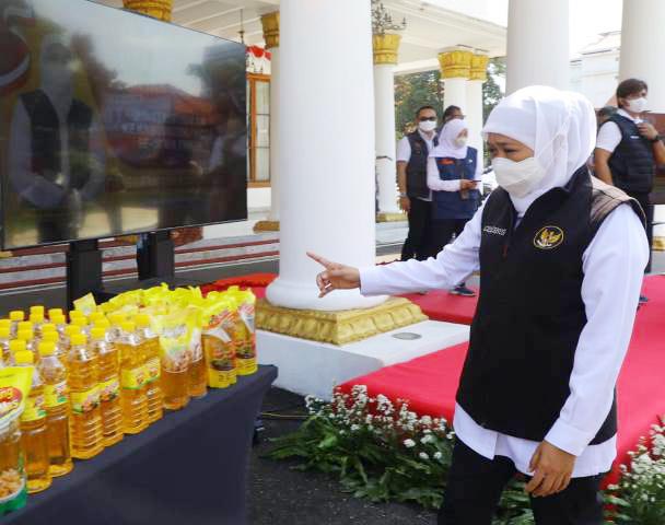 Khofifah Bingung dengan Kelangkaan Minyak Goreng: Hitung-hitungannya Jatim Surplus