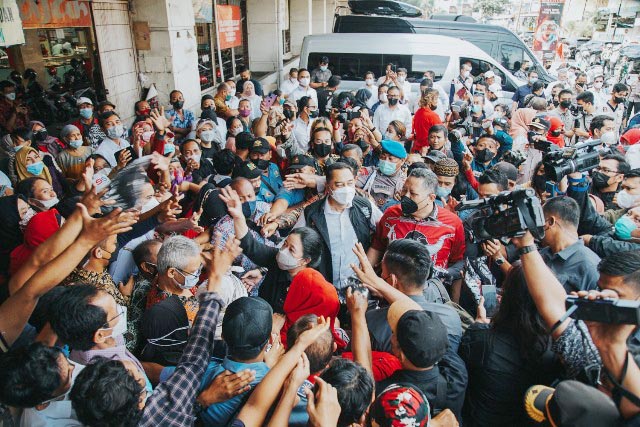 Merakyat Kunjungi Pasar di Surabaya, Puan Maharani Bantu Pedagang Jualkan Tempe