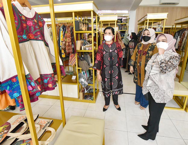 Produk UMKM Berkelas Kota Pahlawan Hadir di Surabaya Kriya Gallery