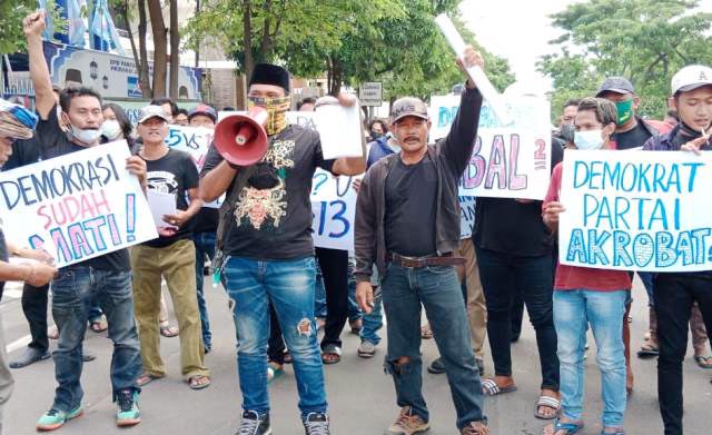 Demo Protes AHY Lantik Emil Dardak, Massa Usung Poster Demokrat Partai Akrobat