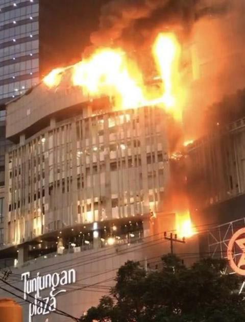 Usai Terbakar, Kini Tunjungan Plaza 5 Diduga Tak Kantongi Sertifikat Laik Fungsi