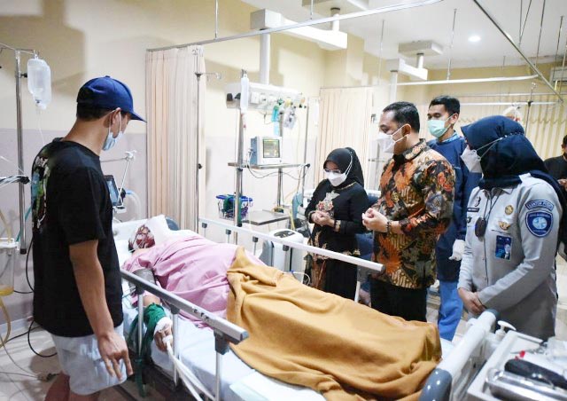 Jenguk Korban Kecelakaan Bus Tol Sumo, Eri Cahyadi Siapkan Dokter Spesialis dari Surabaya