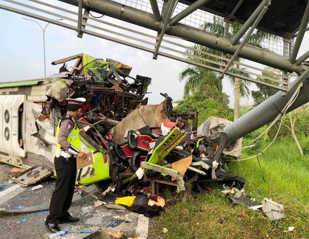 Bus Hantam Tiang VMS di Tol Surabaya-Mojokerto: 13 Penumpang Tewas, 12 Luka Berat