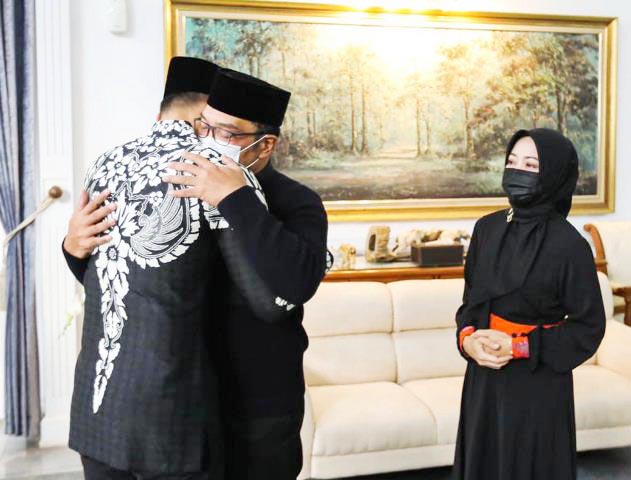 Sampaikan Duka Mendalam Atas Kepergian Eril, AHY Peluk Erat Ridwan Kamil