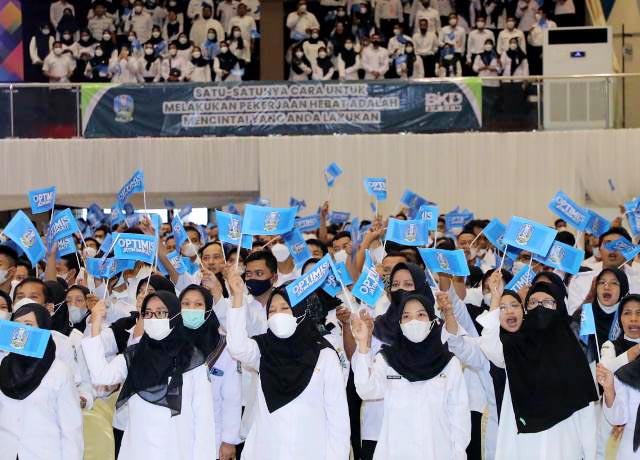 Serahkan SK CPNS-PPPK, Khofifah Pameri Ribuan Calon Abdi Negara Penghargaan dari Kemendagri