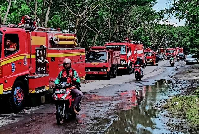 Atasi Genangan akibat Guyuran Hujan, Pemkot Surabaya Kerahkan Belasan Mobil Damkar